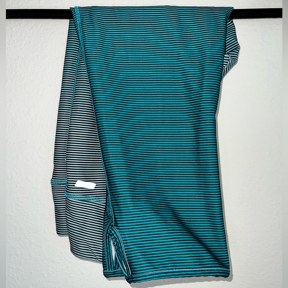 074. Danskin Now Teal & Black Striped Ombré Leggings - Size Medium